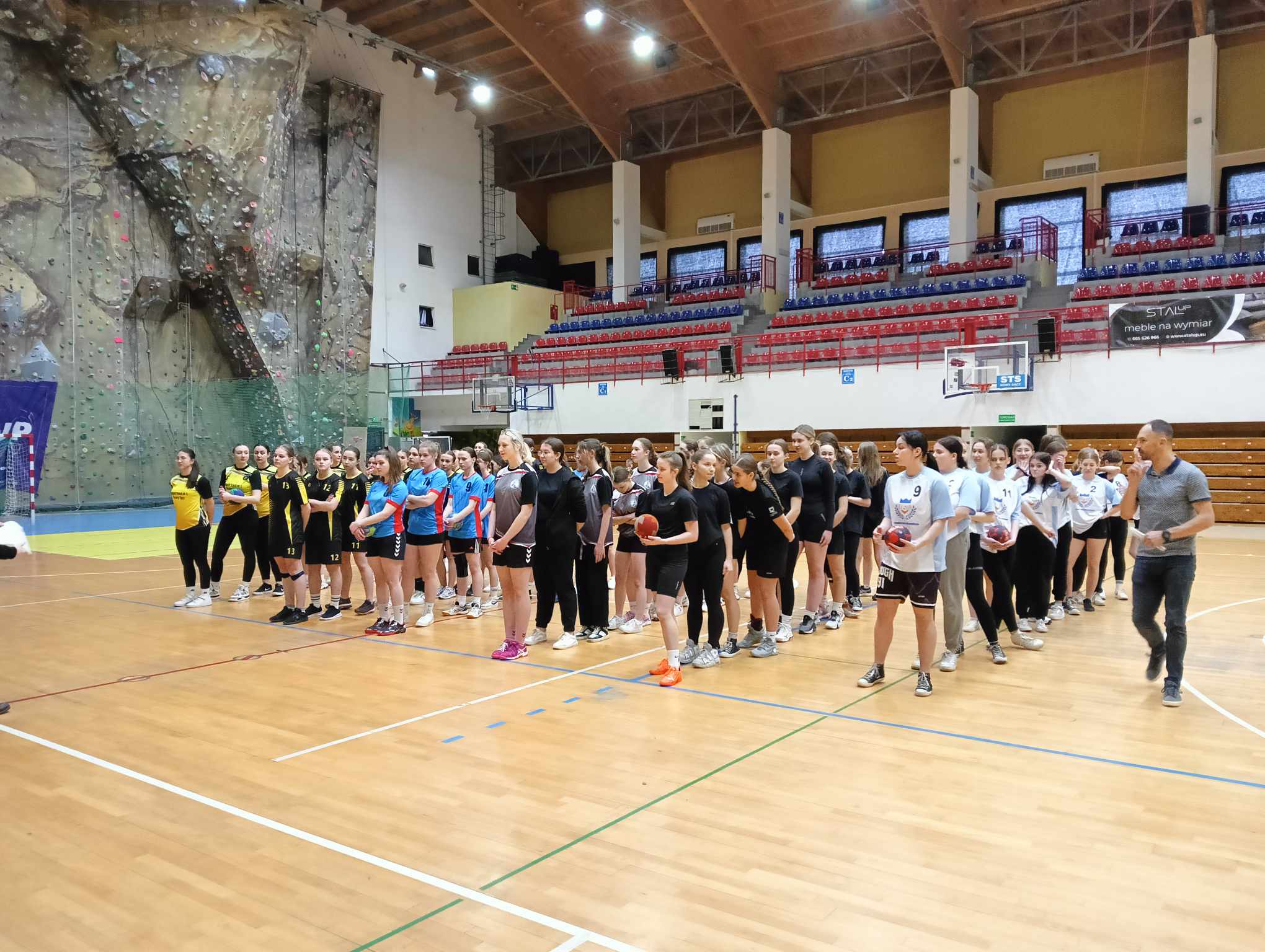 Zdjęcie Piłka ręczna dziewcząt 03.2024 (3)509b664f-e921-4a28-acbc-12ee0ffd468e.jpg w galerii Mistrzostwa Nowego Sącza w Piłce Ręcznej dziewcząt